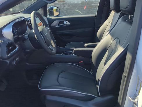 New 2026 Chrysler Pacifica Limited AWD/4WD image 15