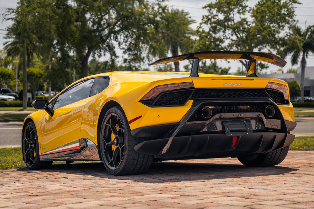 Used 2018 Lamborghini Huracan Performante AWD/4WD image 3