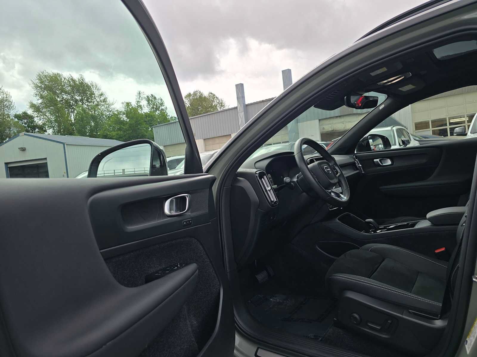 Used 2023 Volvo XC40 Recharge Plus w/ Protection Package Premier AWD/4WD image 21