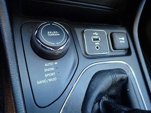 Used 2019 Jeep Cherokee Latitude Plus w/ Cold Weather Group image 18