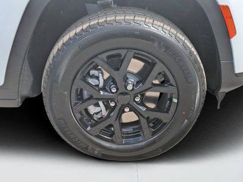 New 2025 Jeep Grand Cherokee L Altitude image 9