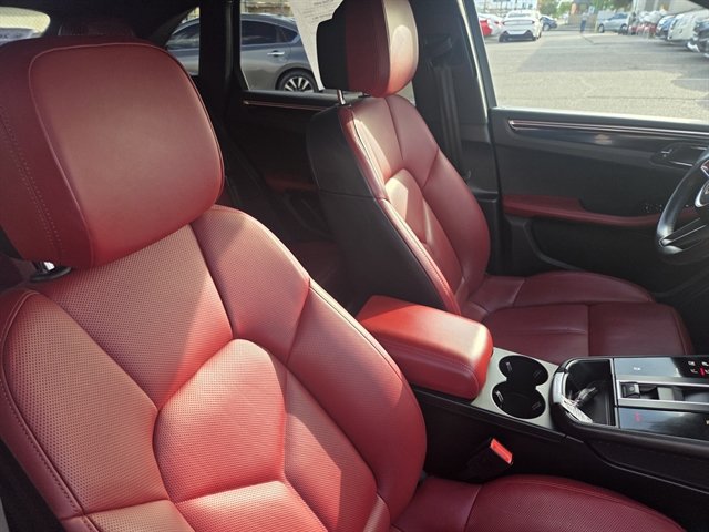 Used 2023 Porsche Macan AWD/4WD image 8