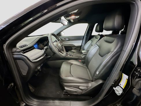 Used 2025 Jeep Compass Latitude image 13