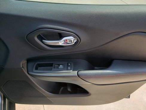Used 2019 Jeep Cherokee Trailhawk w/ Cold Weather Group AWD/4WD image 21