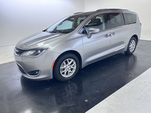 Used 2020 Chrysler Pacifica Touring-L FWD image 10