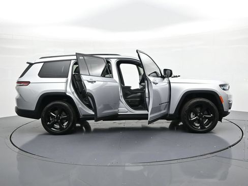 Used 2025 Jeep Grand Cherokee L Limited w/ Black Appearance Package AWD/4WD image 24