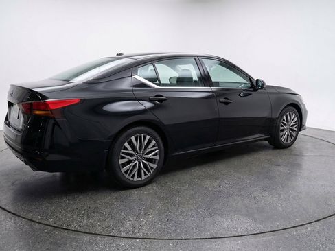Used 2025 Nissan Altima 2.5 SV FWD image 9