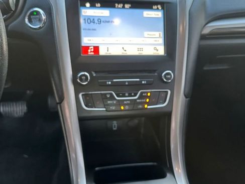 Used 2018 Ford Fusion SE w/ Equipment Group 602A FWD image 14