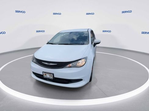 Used 2022 Chrysler Voyager LX image 3