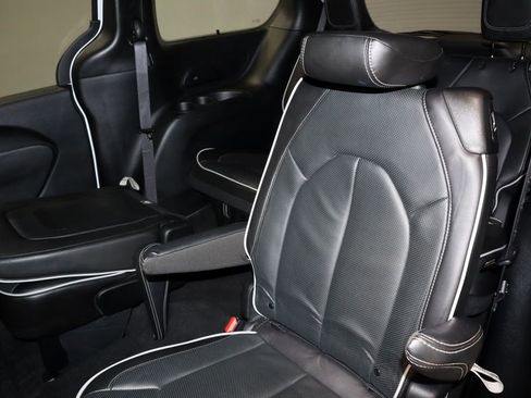 Used 2025 Chrysler Pacifica Limited FWD image 24