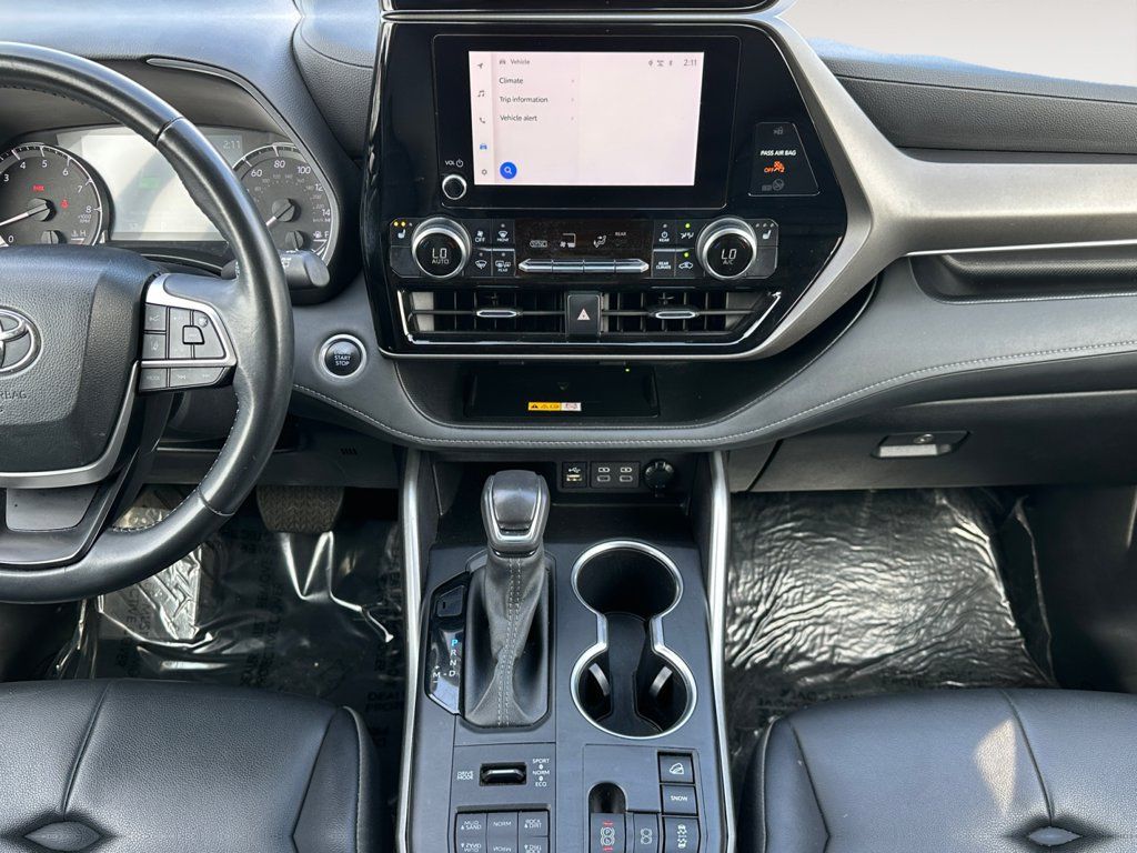 Used 2024 Toyota Highlander XLE AWD/4WD image 11