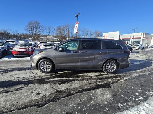 Certified 2024 Toyota Sienna LE image 3