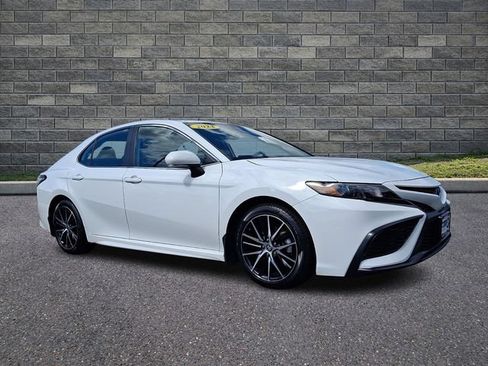 Used 2024 Toyota Camry SE FWD image 1