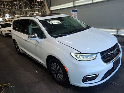 Used 2022 Chrysler Pacifica Limited w/ Uconnect Theater Family Group FWD image 2
