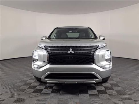 Used 2024 Mitsubishi Outlander SE image 2