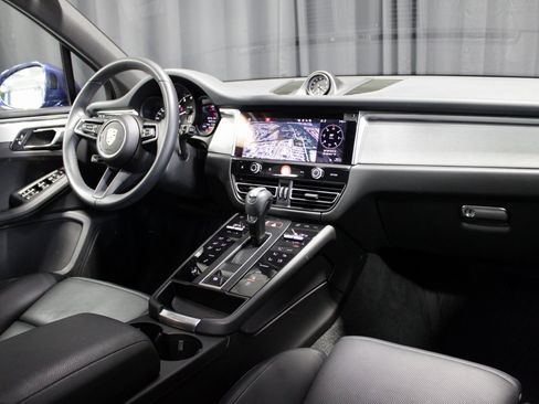 Certified 2025 Porsche Macan image 22