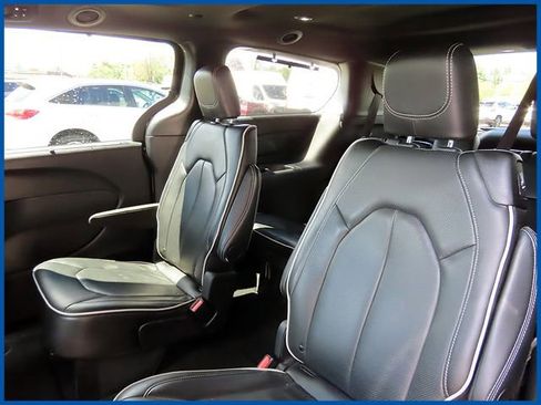 Certified 2025 Chrysler Pacifica Limited FWD image 10