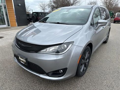 Used 2019 Chrysler Pacifica Touring Plus w/ S Appearance Package image 2