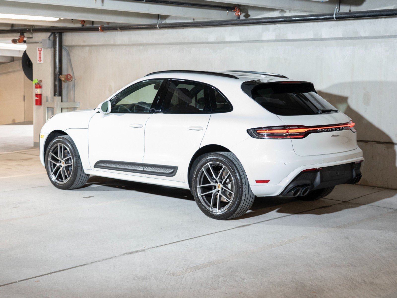 Certified 2023 Porsche Macan AWD/4WD image 3