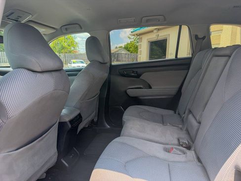 Used 2021 Toyota Highlander L FWD image 6