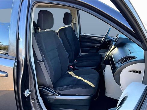 Used 2018 Dodge Grand Caravan SE w/ UConnect Hands-Free Group image 7