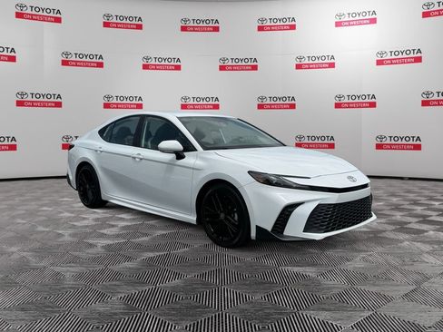 Used 2025 Toyota Camry SE FWD image 3