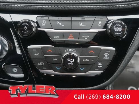 Used 2025 Chrysler Pacifica Limited FWD image 30