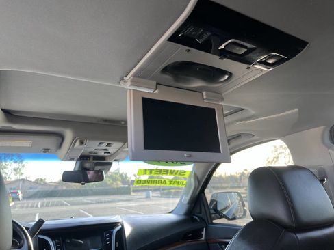 Used 2017 Cadillac Escalade ESV Luxury image 31