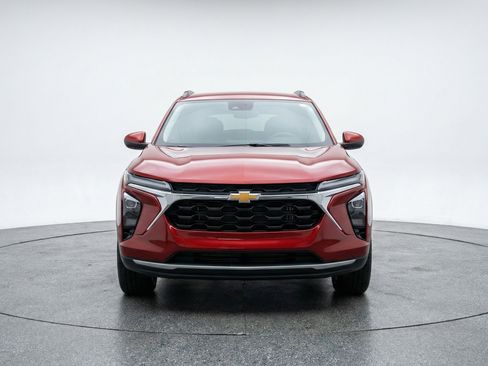 Used 2025 Chevrolet Trax LT image 2
