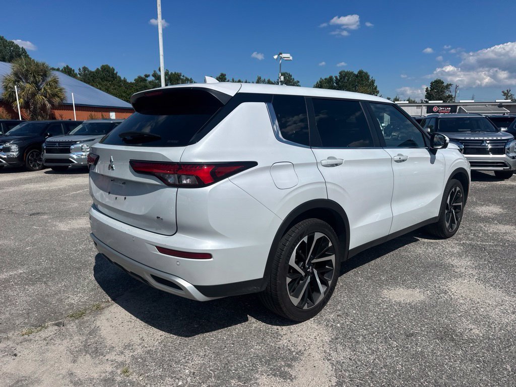 Used 2024 Mitsubishi Outlander SE AWD/4WD image 3
