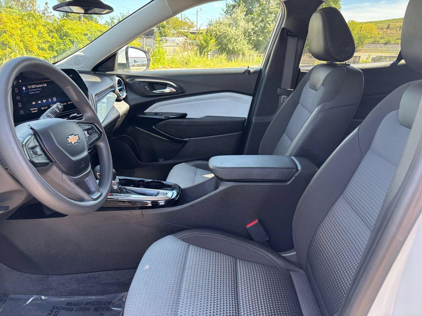 Used 2025 Chevrolet Trax LT FWD image 22