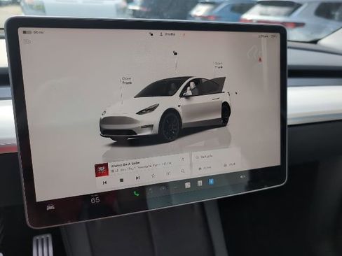 Used 2022 Tesla Model Y Performance image 11