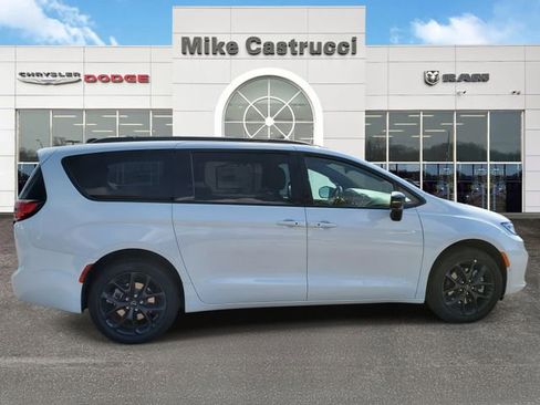 New 2026 Chrysler Pacifica Limited w/ S Appearance Package image 3