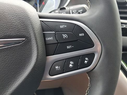 Used 2024 Chrysler Pacifica Touring-L FWD image 23