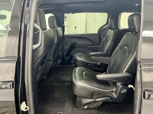 Used 2025 Chrysler Pacifica Limited FWD image 24