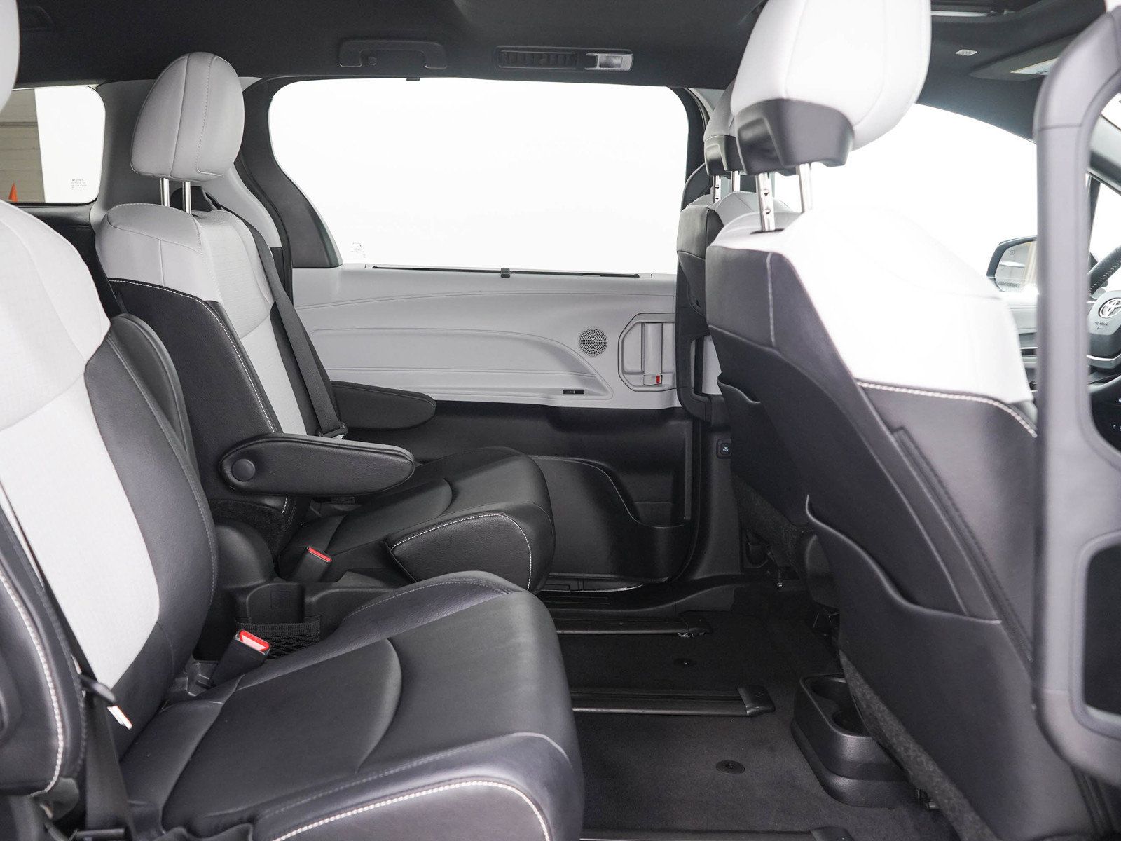 Used 2025 Toyota Sienna XSE AWD/4WD image 14