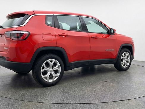 Used 2025 Jeep Compass Latitude image 9