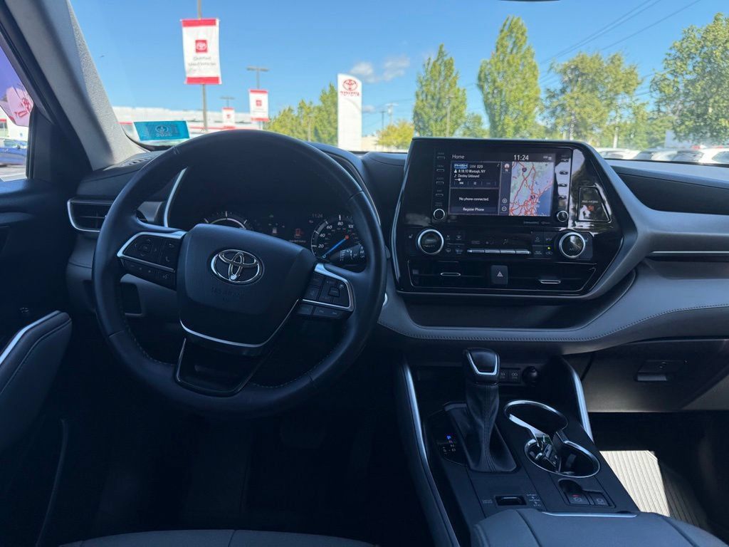 Used 2021 Toyota Highlander XLE AWD/4WD image 22