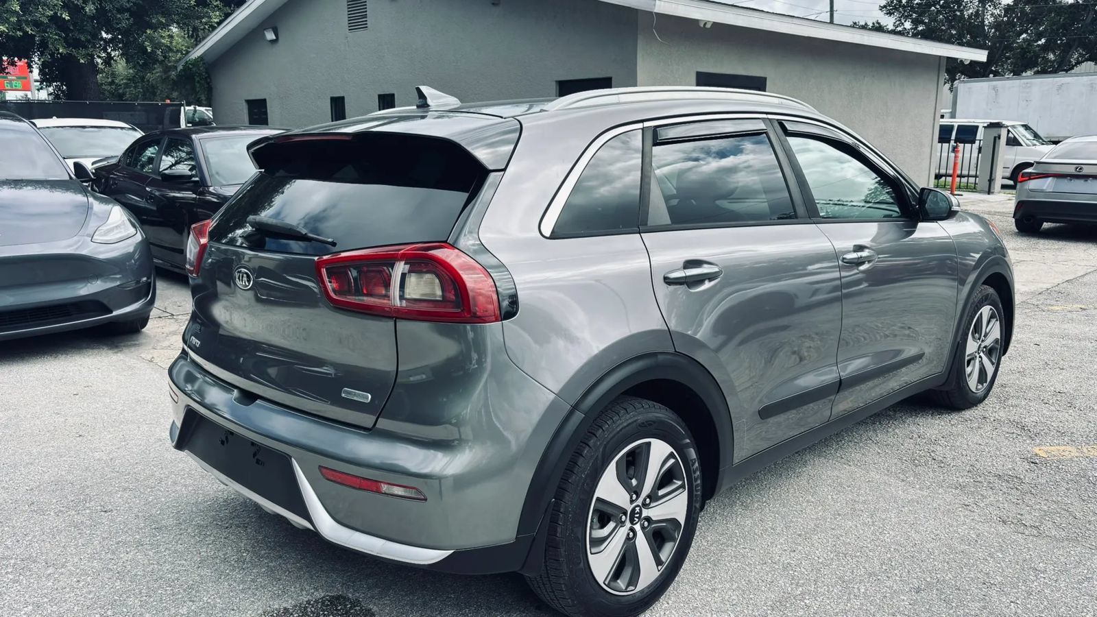 Used 2018 Kia Niro EX FWD image 5