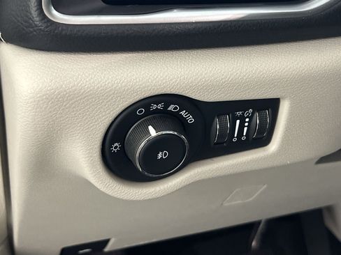 Used 2022 Chrysler Pacifica Limited w/ Uconnect Theater Family Group FWD image 34