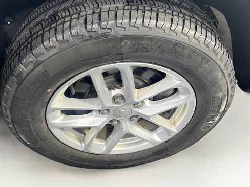 Used 2023 Jeep Grand Cherokee L Laredo image 30