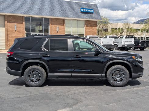 New 2025 Honda Pilot TrailSport image 2