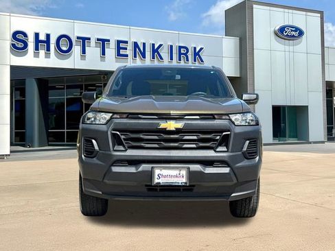 Used 2023 Chevrolet Colorado W/T image 2