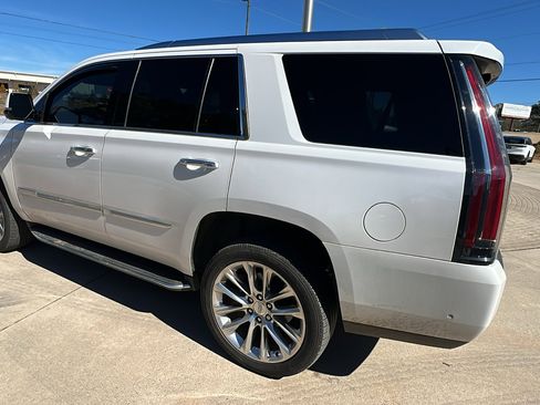 Used 2020 Cadillac Escalade Premium Luxury image 10