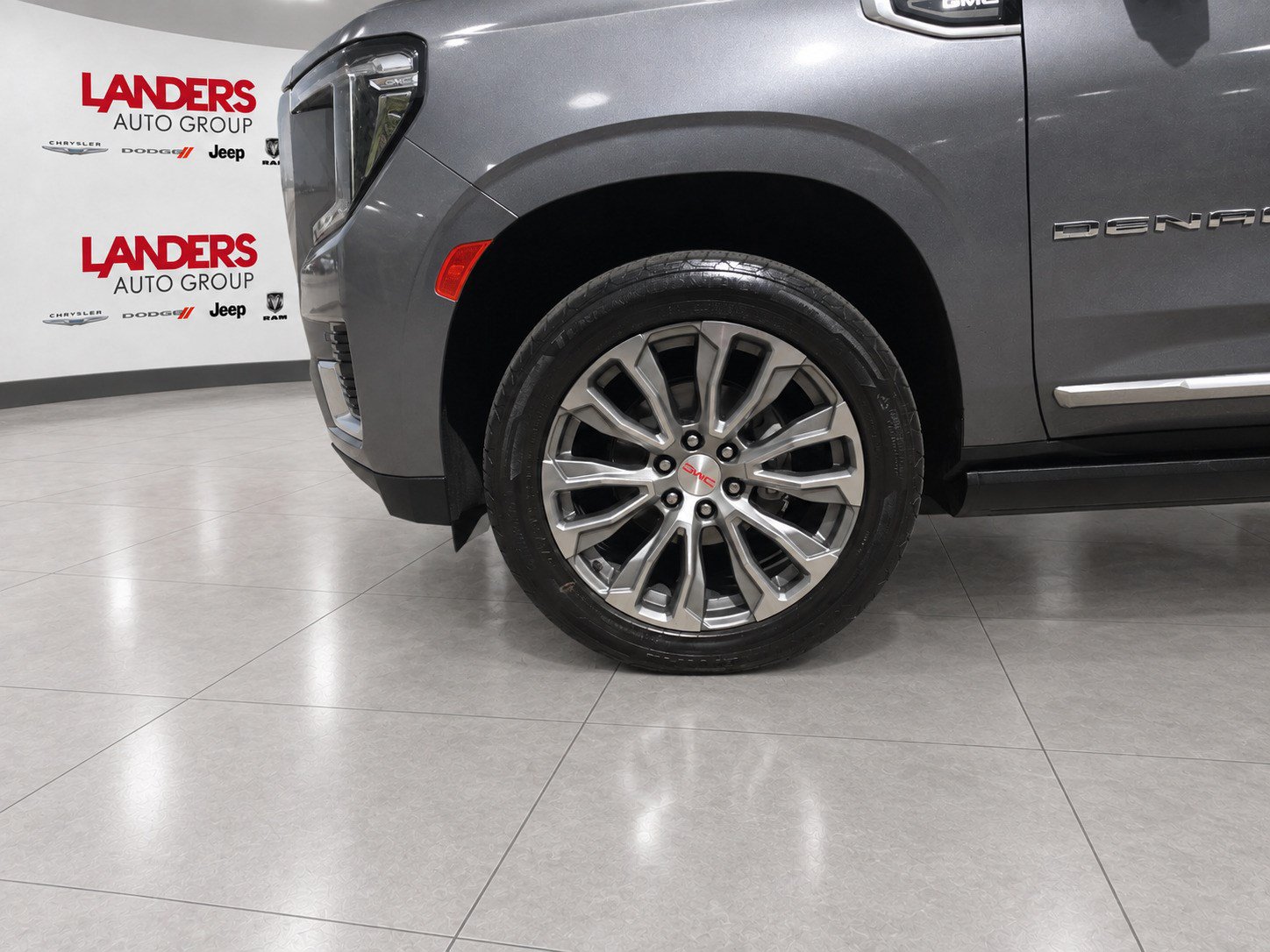 Used 2021 GMC Yukon Denali w/ Denali Premium Package AWD/4WD image 9