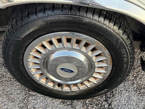 Used 2001 Ford Crown Victoria RWD image 23