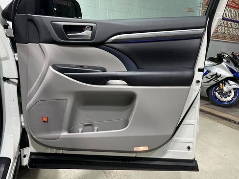 Used 2019 Toyota Highlander Limited image 18