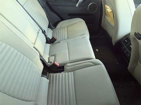 Used 2023 Land Rover Discovery Sport SE image 7