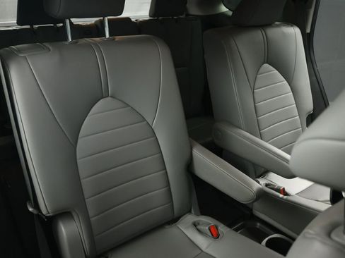 Used 2023 Toyota Highlander XLE FWD image 65