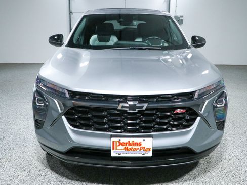 Used 2024 Chevrolet Trax RS w/ Sunroof Package FWD image 4